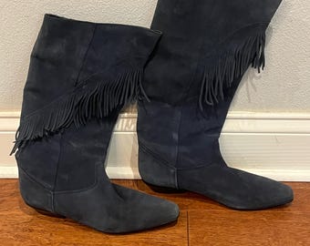 Botas vintage Gianni de ante azul marino con flecos y tacón bajo apilado. ¡Súper retro!