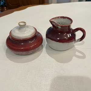Handgemachte weiße und weinrote Crock Keramik Milchkännchen und Zucker-Set. Handbemalt im Ombré Stil. EUK!