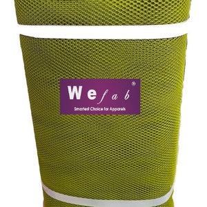 Puede incluir: Un rollo de tejido de malla verde con una etiqueta blanca que dice "Wefab® Smartest Choice for Apparels".