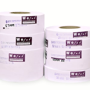 Puede incluir: Cuatro rollos de papel térmico blanco con texto morado. Los rollos están etiquetados con el texto "We/ab" y "Q4100 MICRODOT" y las medidas "57 mm x 50 m", "50 mm x 50 m", "63 mm 50 m" y "38 mm 50".