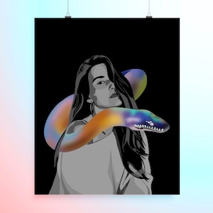 Op de afbeelding: Een vrouw met lang donker haar is afgebeeld met een kleurrijke slang om haar nek en schouder gewikkeld. De slang is iriserend met tinten blauw, groen, oranje en geel. De achtergrond is zwart.