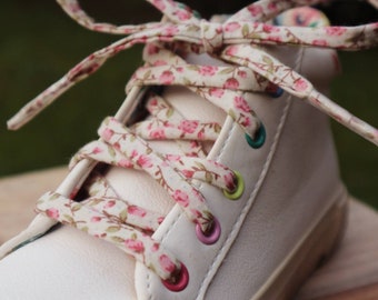 Une paire de lacets en tissu Liberty ou en coton, longueurs adulte et enfant.