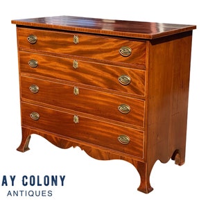 Antique Federal Period Mahogany Chest of Drawers / Dresser