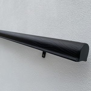 Schmiedeeisen-Handlauf nach Maß: Holzstruktur, an der Wand befestigtes Treppengeländer