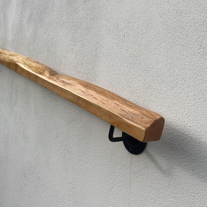 Pasamanos de madera hecho a mano - Acabado natural / Tamaño personalizado / Pasamanos de escalera de pared / Borde natural / Decoración rústica moderna / Fabricado en la UE