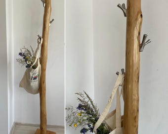 Perchero rústico de roble, de madera maciza y con ganchos de metal plateado, hecho a mano para la entrada.