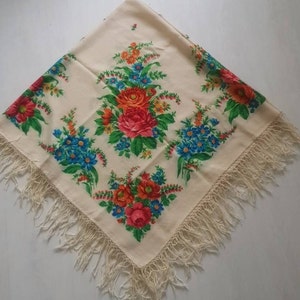 VINTAGE-RARE FIND. Amazing Pavlov Posad 100% wool shawl with wool fringe, 145x145 cm. Good condition, looks like new.