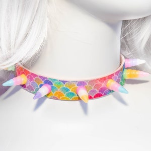 Gargantilla y collar con pinchos de colores arcoíris kawaii imagen 2