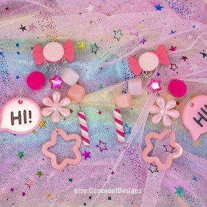Kawaii Lindos Pendientes Rosa "Hi" con Estrellas, Caramelos y Metal de Alta Calidad