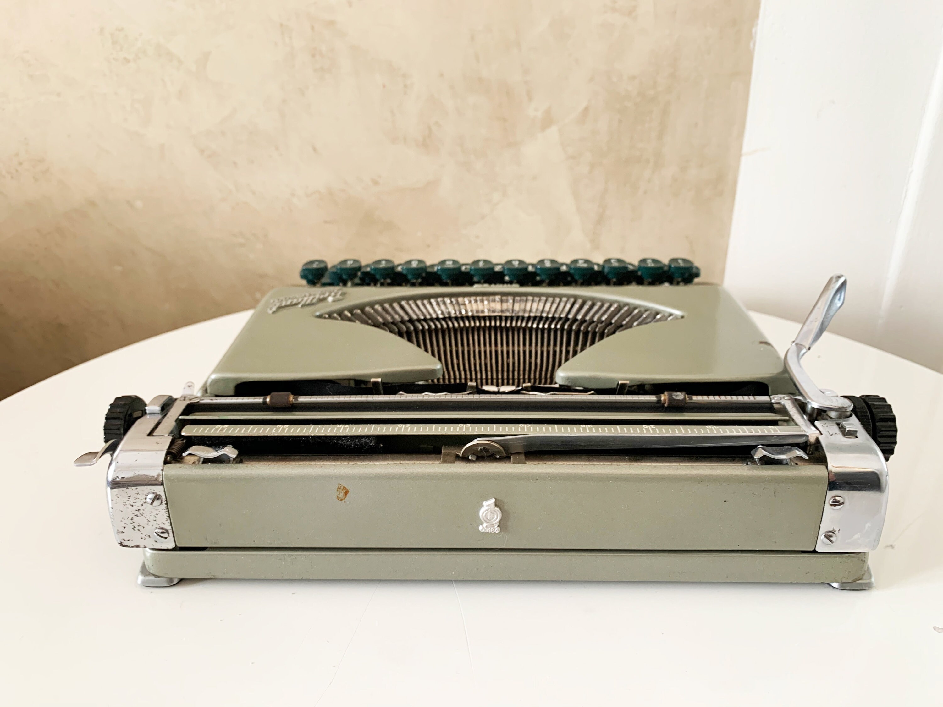 1950 年代の Groma Kolibri タイプライター - 動作し見た目も