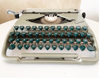 Groma Kolibri タイプライター アンティーク【ケース付き】 Kolibri Groma Typewriter and Case For Sale - My Cup Of Retro