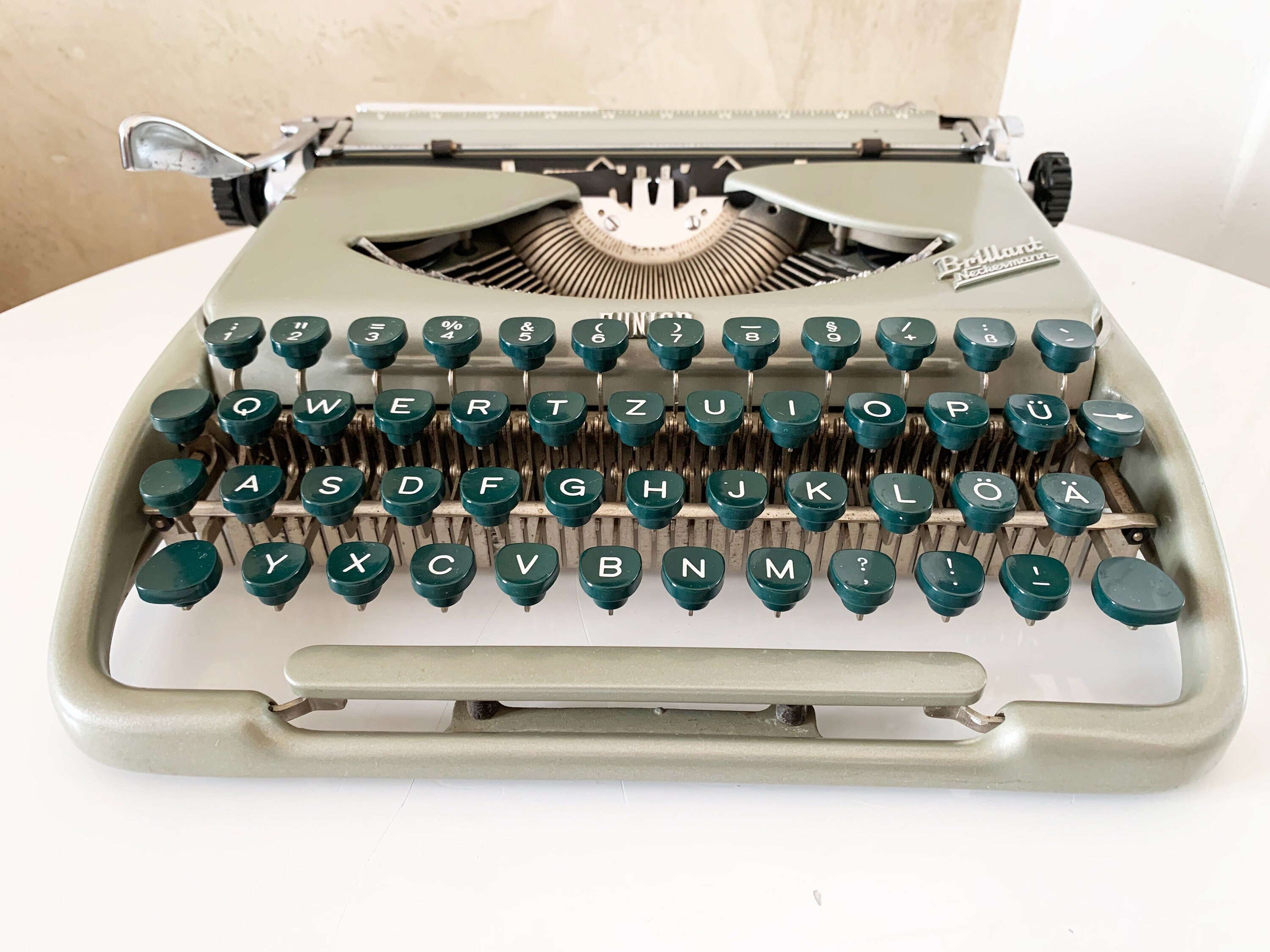1950 年代の Groma Kolibri タイプライター - 動作し見た目も