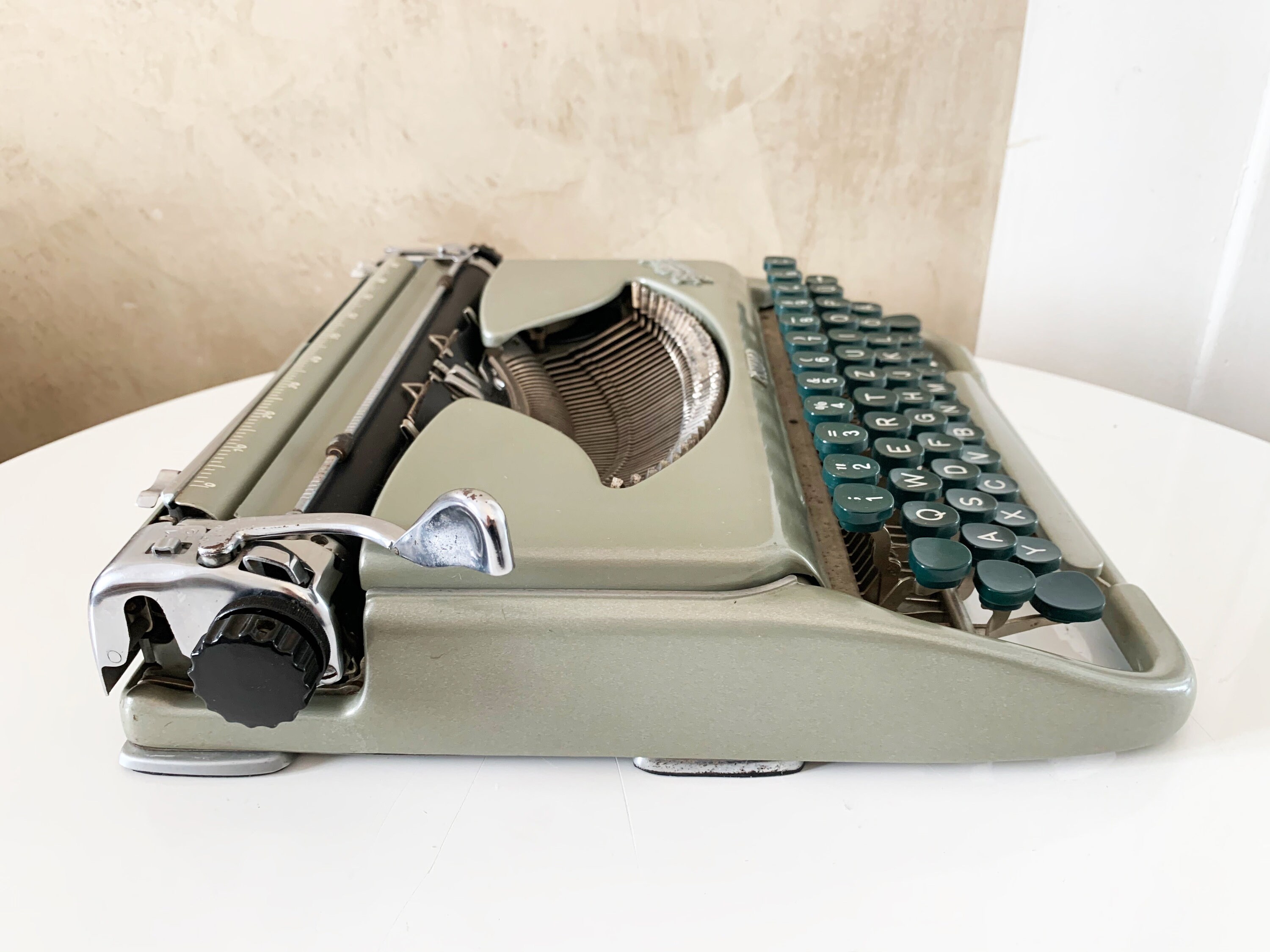1950 年代の Groma Kolibri タイプライター - 動作し見た目も