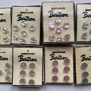 Vintage knopen. Beutron - Australisch bedrijf. Jaren 70. Kaart met knopen, set van 6 of 7. Parelmoerachtige afwerking.