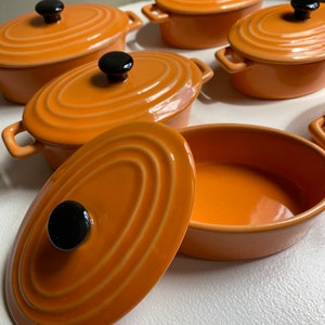 6 orange Mini Auflaufformen aus Keramik mit Deckel. LLPMagnet auf der Basis gestempelt