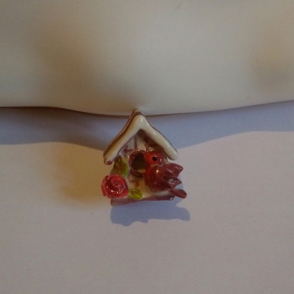 Mini broche Maisonette d'oiseau et son petit rouge gorge en céramique