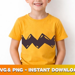 Op de afbeelding: Een mosterdgeel T-shirt met korte mouwen en een opvallende donkerbruine horizontale zigzagstreep op de borst. Het grafische ontwerp bestaat uit een dik, handgetekend chevronpatroon dat over de breedte van de voorzijde van het shirt loopt.