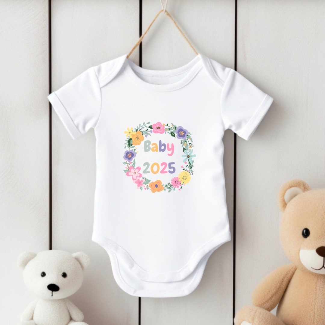 Baby Body Baby 2025, Verkündung Schwangerschaft, Blumenkranz pastell