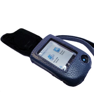 Puede incluir: Una funda de cuero azul con una solapa que se abre para revelar un pequeño dispositivo con una pantalla táctil. La pantalla muestra el texto "No Active Sensor" y "Start New Sensor".