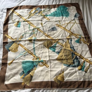 Asprey London Vintage Seide Quadrat Pompoms et Bambous Muster braun gelb blau handrollierter Rand 1980er vielleicht 90er Jahre Modeaccessoire