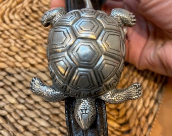 Vintage jaren 1990 Hartnell Turtle schildpad metaal en donkerbruin lederen riem maat L 31-35inches lang strakste tot meest losse gat schildpadliefhebber