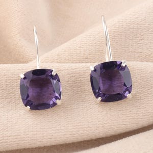 アイオライト宝石スターリングシルバーハンドメイドシルバードロップイヤリング、925スターリングシルバー、クッションカットプロングセットイヤリング、9月の誕生石