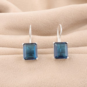 Pendientes de plata con topacio azul de Londres, plata de ley 925, pendientes colgantes con engaste en garra, pendientes para mujer, pendientes con gancho de 1,06", regalo para el amor