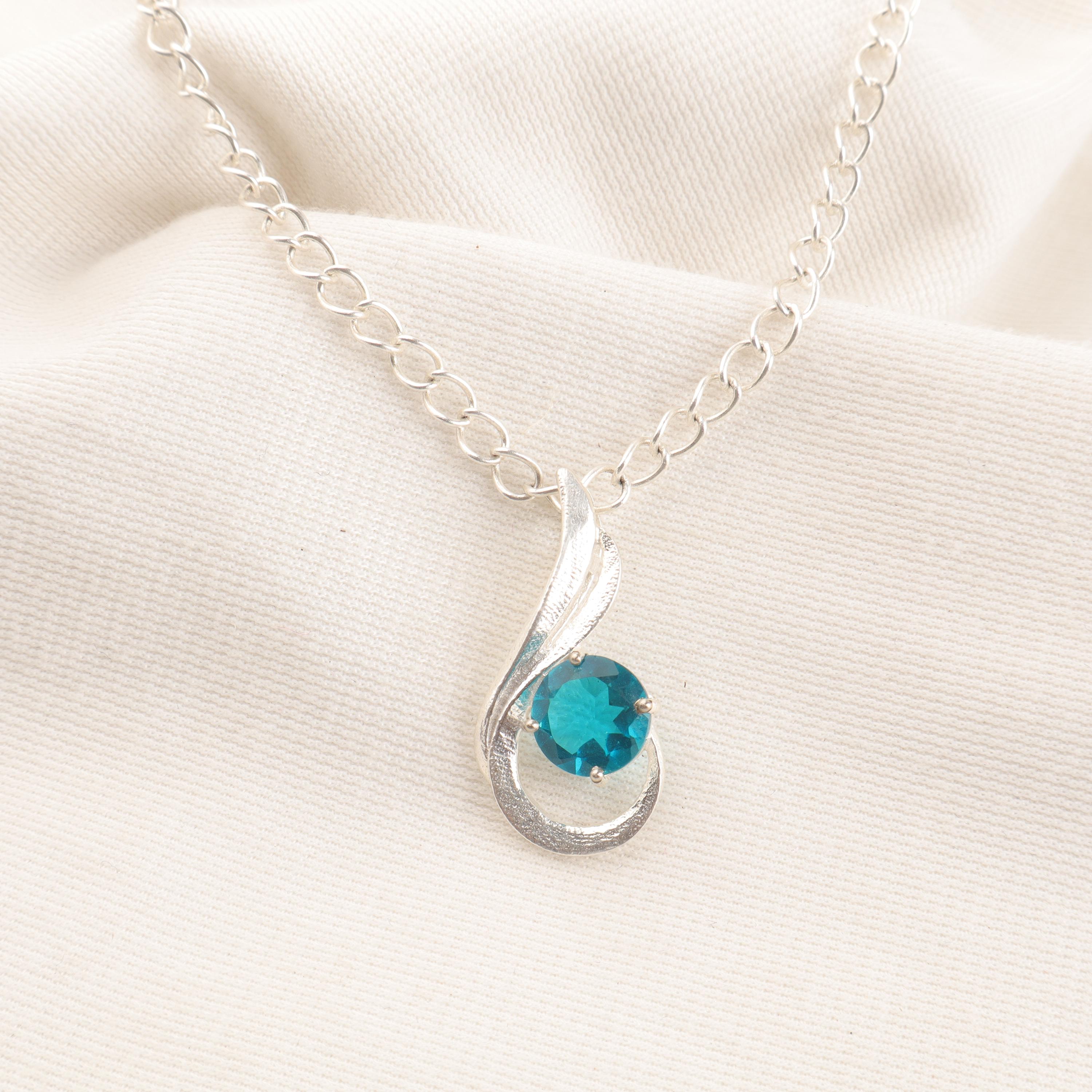 Pendentif apatite bleu néon : bijoux en argent sterling faits main