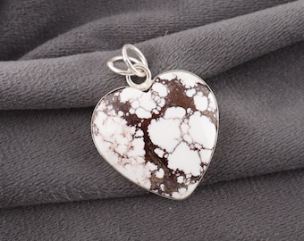 Collar con colgante de corazón de plata de ley con caballo salvaje: joyería artesanal con piedras preciosas