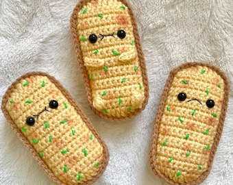 Könnte beinhalten: Drei gehäkelte Plüschtiere in Form von Brot mit verschiedenen Gesichtsausdrücken. Jedes Plüschtier ist gelb mit grünen Streuseln und braunen Rändern.