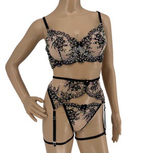 women 3 pices lingerie . sexy lingerie. women dance outfit. exotic outfit. dance wear outfit . luxury lingerie. luxury sets. Garter lingerie