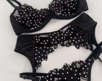 Zwart kanten satijnen bruidslingerieset, strass-bh, slip, jarretels