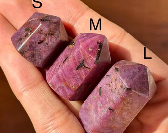 Punta de torre de rubí pulida: cristal de rubí Madkiri natural, India