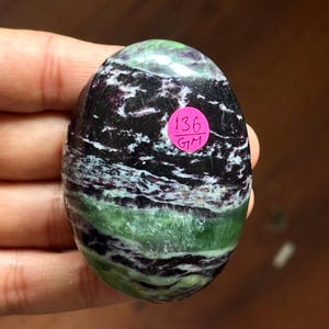 XL AAA Kämmererite Palm Stone 136g | Rare Purple Green Crystal from India | Old Mine High Grade Polished Stone for Healing & Meditation