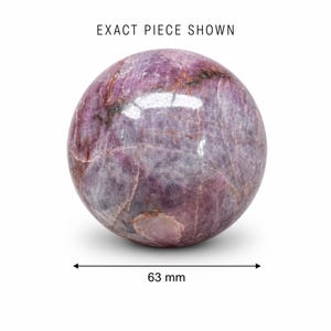 63 mm 570 g / Sfera di rubino - Rosso porpora intenso con inclusioni naturali
