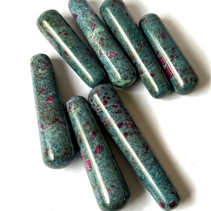 Appareil de massage rubis kyanite poli à la main - Cristal de guérison de 4 à 5 pouces pour les chakras du cœur et de la gorge, la relaxation et l&#39;équilibre énergétique