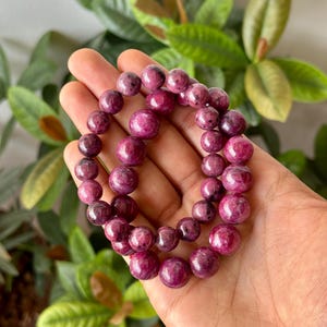Peut inclure: Deux bracelets en pierres précieuses roses avec des perles rondes. Les bracelets sont faits de pierres roses et blanches.