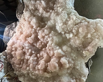 ENVÍO LOCAL A EE. UU. / Calcedonia rosa con cuarzo druzy – 60 kg /