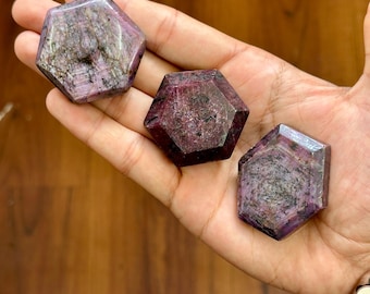 Cristal hexagonal de corindón rubí pulido: piedra curativa del sur de la India