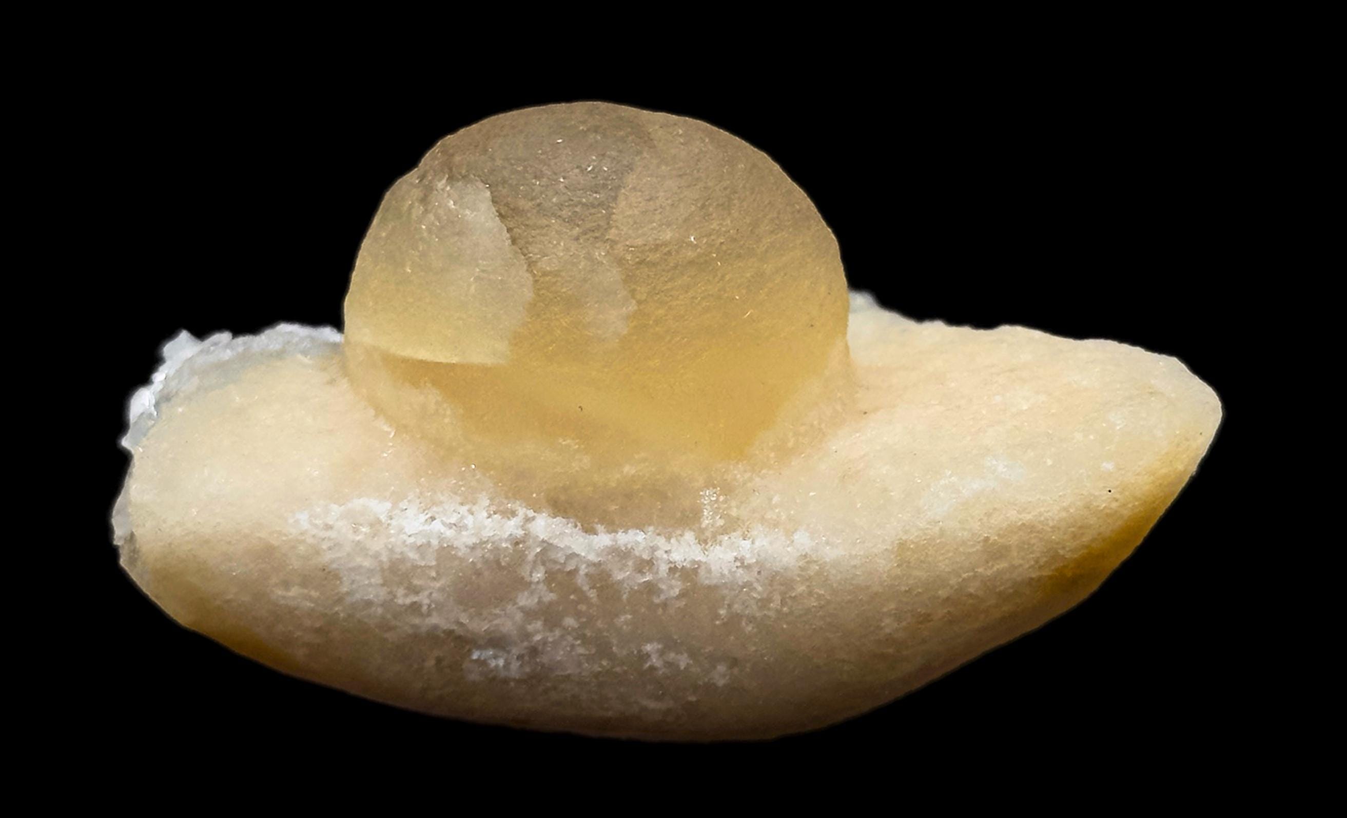 インド・マハラシュトラ州産、ブドウ状ハニーフローライト（クォーツ上