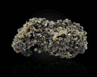 【漆黒に咲く氷晶花】ペルー・ワロン鉱山 閃亜鉛鉱×水晶×黄鉄鉱 716g ペルー、フアンザラ産、閃亜鉛鉱を伴う黄鉄鉱（黄鉄鉱）— 黄金色の金属