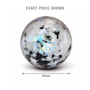 Esfera de piedra lunar arcoíris de 101 mm y 1422 g - Blanca con inclusiones negras