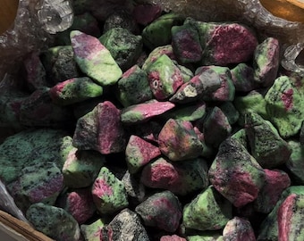Naturalny rubinowy zoisyt AAA w stanie surowym • Surowy różowy korund w zielonej matrycy • Kamień klasy lapidary