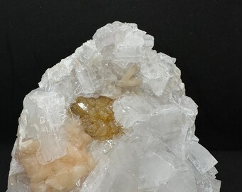 Powellita con estilbita sobre apofilita, espécimen mineral de zeolita india