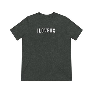 Può includere: Una t-shirt grigio scuro melange con il testo "ILOVEUX" stampato in bianco sul davanti.