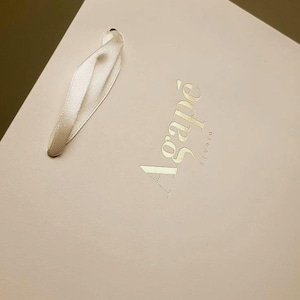 Sacchetti di carta stampati in lamina d'oro, sacchetti di carta con logo personalizzato, sacchetti di carta di lusso per la vendita al dettaglio, sacchetti di carta con manico a nastro, sacchetti di carta personalizzati, dimensioni personalizzate