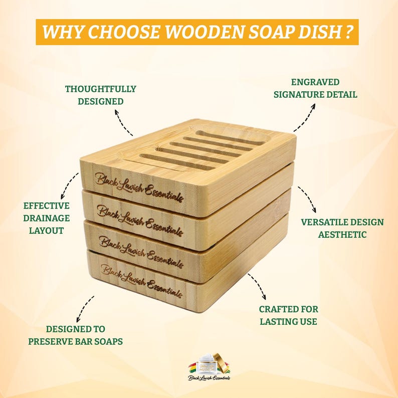 K&ouml;nnte beinhalten: Ein Stapel aus vier Seifenschalen aus Holz mit nat&uuml;rlicher Oberfl&auml;che. Die oberste Schale hat ein geschlitztes Design zur Entw&auml;sserung. Auf jeder Schale steht "Black Lavish Essentials". Der Text "WHY CHOOSE WOODEN SOAP DISH?" ist ebenfalls enthalten.