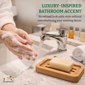 K&ouml;nnte beinhalten: Eine Holzseifenschale mit einem Seifenst&uuml;ck liegt auf einer Marmorarbeitsplatte neben einem verchromten Wasserhahn. Der Text "LUXURY-INSPIRED BATHROOM ACCENT" ist sichtbar. Das Bild zeigt eine Badezimmereinstellung.