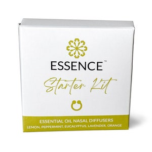 Peut inclure: Une boîte blanche avec le texte "ESSENCE Starter Kit" en lettres dorées. La boîte présente également un motif floral doré et les mots "ESSENTIAL OIL NASAL DIFFUSERS" avec une liste d'huiles essentielles : citron, menthe poivrée, eucalyptus, lavande et orange.