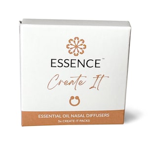 Op de afbeelding: Witte doos met de tekst "ESSENCE™ Create It" en een klein gouden bloemetjesontwerp. De onderkant van de doos is bruin en heeft de tekst "ESSENTIAL OIL NASAL DIFFUSERS 5x CREATE IT PACKS".